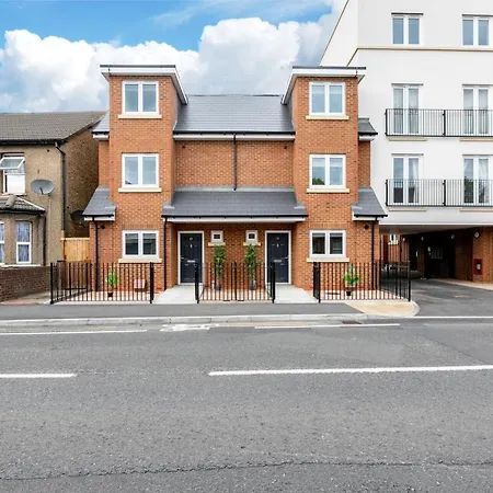 Turtle And Rabbit - Comfortable And Spacious Houses Slough Exterior photo